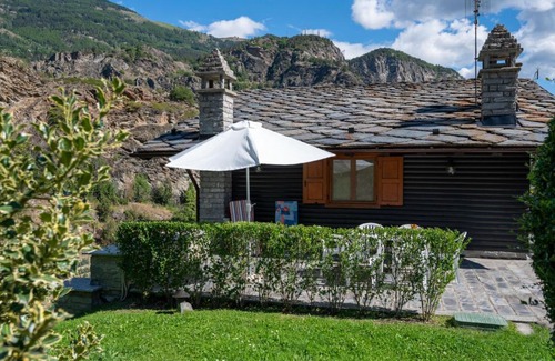 Arvier Ski Chalet | Inviting Chalet Sanitate: Pet and Child Friendly Retreat