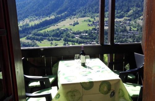 Ernen Apartment | Chalet-Schümli Maisonette: Family-Friendly Getaway with Dining