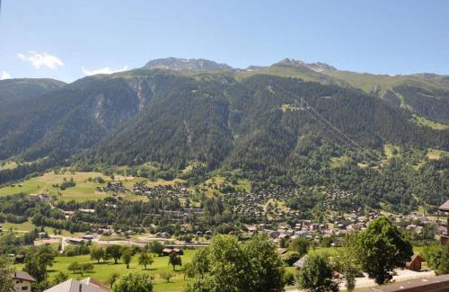 Ernen Apartment | Chalet-Schümli Maisonette: Family-Friendly Getaway with Dining