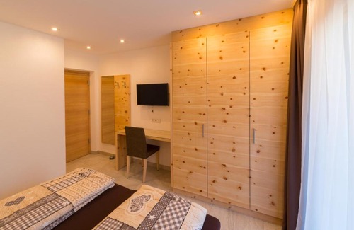 Caminata di Tures Apartment | Highly Rated Chalet Schwarzenstein with Kitchen & Breakfast
