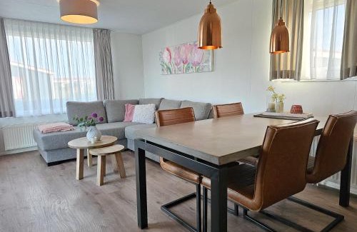 Serooskerke Ski Chalet | Family-Friendly Chalet Serooskerke SE13 - Pet Welcoming Stay