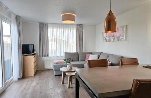 Serooskerke Ski Chalet | Family-Friendly Chalet Serooskerke SE13 - Pet Welcoming Stay