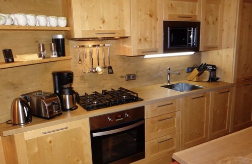 Distelberg House | Cozy Ski Lodge at 5-Star Aufenfeld Campsite with Pool