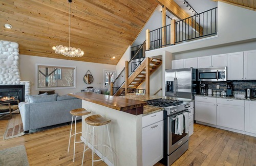 Tabernash House | Chalet Ski Retreat w/Scenic Views/Private hot tub