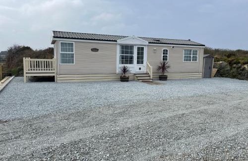 Caergeiliog Ski Chalet | Enchanting 2-Bed Static Caravan with Kids-Friendly Amenities