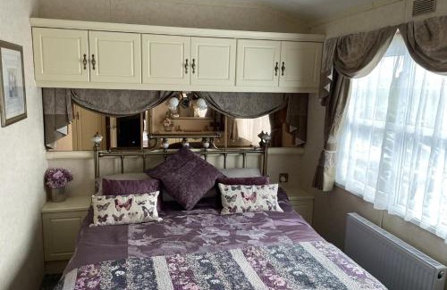 Caergeiliog Ski Chalet | Enchanting 2-Bed Static Caravan with Kids-Friendly Amenities