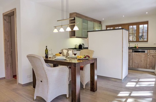 Grindelwald Apartment | Discover Chalet Smaragd: Scenic Lake Views & Spa Retreat