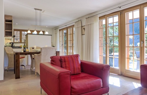Grindelwald Apartment | Discover Chalet Smaragd: Scenic Lake Views & Spa Retreat