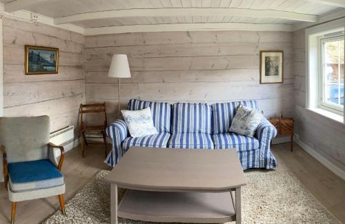 Lyngdal Ski Chalet | Cozy Chalet Solskinn: Family & Pet Friendly Retreat