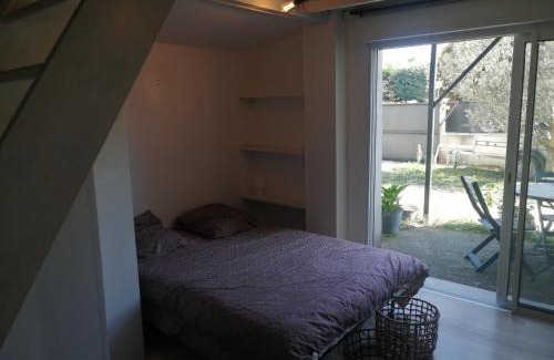 La Roque-d'Antheron Bed & Breakfast | Cozy Chalet Sous le Chant du Chêne with Pool Access