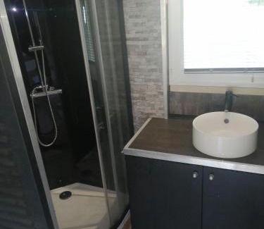 La Roque-d'Antheron Bed & Breakfast | Cozy Chalet Sous le Chant du Chêne with Pool Access