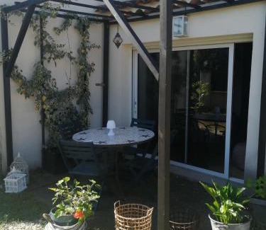 La Roque-d'Antheron Bed & Breakfast | Cozy Chalet Sous le Chant du Chêne with Pool Access
