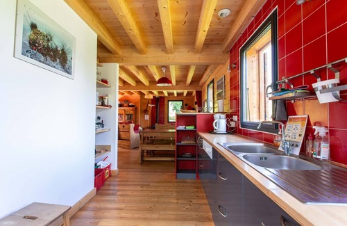 Les Sagnieres Ski Chalet | Pet-Friendly Chalet Crots: Spa, Pool & Top-Notch Ratings