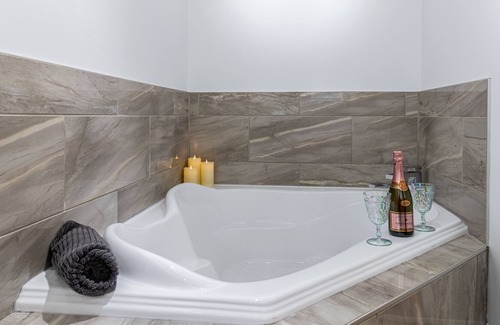 Saint-Raymond Ski Chalet | Chalet, swim spa, billiards and fireplaces at Lac Sept-Îles