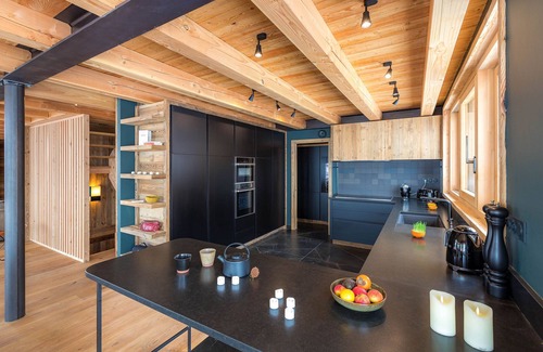 Monetier-les-Bains Ski Chalet | Chalet Tabuc: Modern Comfort with Spa and Lake Views