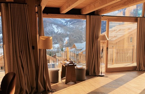Monetier-les-Bains Ski Chalet | Chalet Tabuc: Modern Comfort with Spa and Lake Views