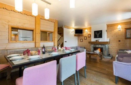 Bergers Ski Chalet | Elegant Chalet with Terrace and Fireplace in Alpe d'Huez