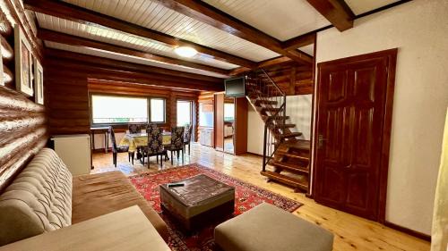 Polyana Hotel | Chalet Vedmezhe: Guest Rated 10/10 with Pool & Hot Tub