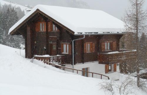 St. Niklaus Apartment | Chalet Victoria: Oceanfront Retreat with Pet-Friendly Comfort
