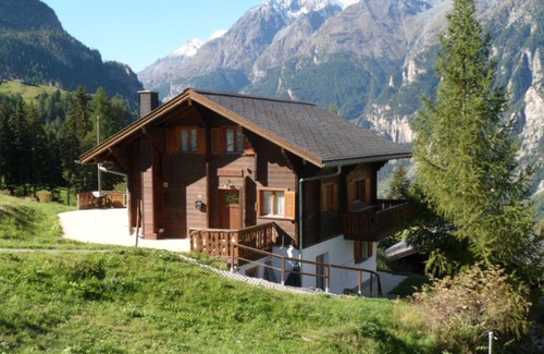 St. Niklaus Apartment | Chalet Victoria: Oceanfront Retreat with Pet-Friendly Comfort
