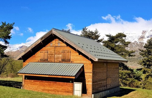La Joue du Loup Ski Chalet | Cozy Chalet with Mountain Views and Pool in La Joue du Loup