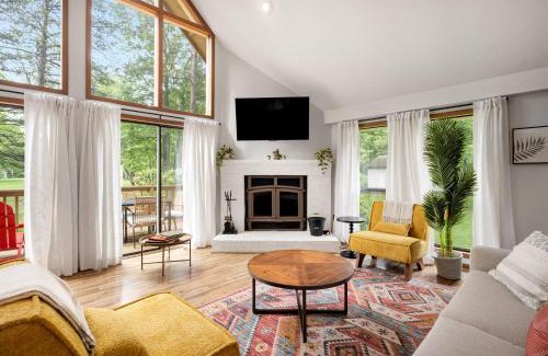 The Woods Ski Chalet | Relaxing Chalet with Hot Tub, Deck & Fire Pit for Families