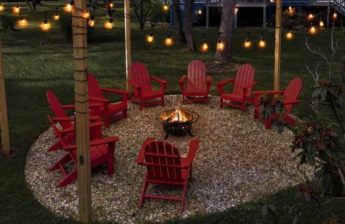 The Woods Ski Chalet | Relaxing Chalet with Hot Tub, Deck & Fire Pit for Families