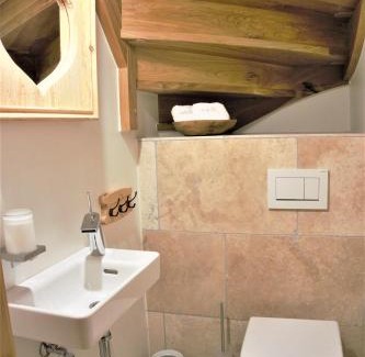 Unterschonau Apartment | Explore Chalet Watzmann: 5-Star Stay with High Ratings