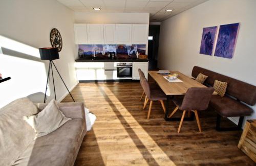 Sillian Apartment | Pet-Friendly Chalet West with Hot Tub & Breakfast Included
