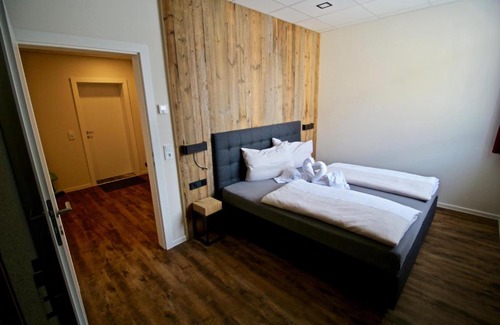 Sillian Apartment | Pet-Friendly Chalet West with Hot Tub & Breakfast Included