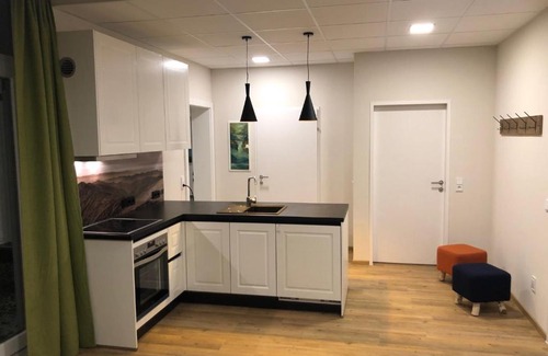 Sillian Apartment | Pet-Friendly Chalet West with Hot Tub & Breakfast Included