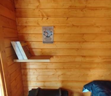 Mareuil-sur-Arnon Ski Chalet | Chalet Western: Pet-Friendly Retreat for Budget Travelers