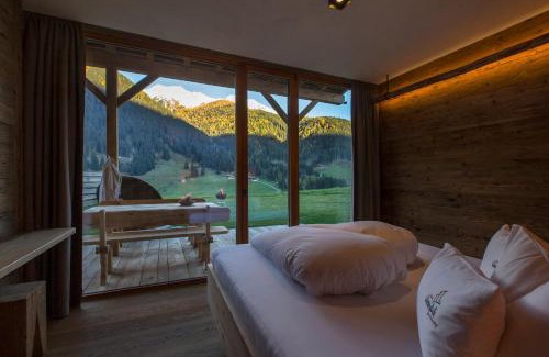Valle di Casies Ski Chalet | Experience Chalet Wiesenglück: Guest Rated 9.8/10 & Oceanfront