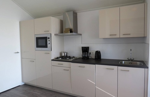 Municipality of Stede Broec House | Cozy 2-Bedroom Chalet with Kitchen & Pet-Friendly Amenities