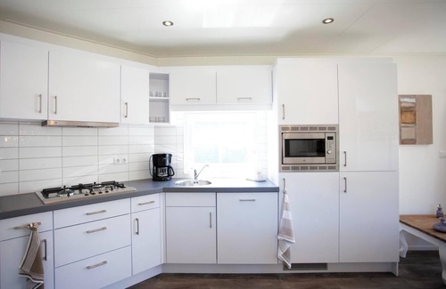 Velsen-Zuid House | Modern Chalet with 2 Bedrooms and Terrace, Rated 10/10