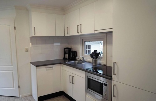 Beekbergen-Zuid House | Cozy 2-Bedroom Chalet with Terrace & Family-Friendly Amenities