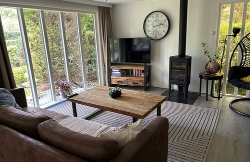 Beekbergen-Zuid House | Cozy 2-Bedroom Chalet with Terrace & Family-Friendly Amenities