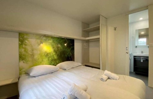 Dordtse Biesbosch Ski Chalet | Cozy Chalet with 2 Bedrooms, Terrace & Hot Tub Awaits