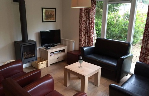 Beekbergen-Zuid House | Welcoming Chalet with 3 Bedrooms and a Family-Friendly Terrace