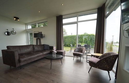 Dordtse Biesbosch Ski Chalet | Cozy Chalet with 3 Bedrooms and Family-Friendly Terrace