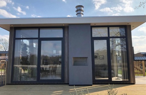 Mol House | Family-Friendly Chalet with 3 Bedrooms and Kitchen Access