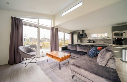 Linden House | Ideal 3-Bedroom Chalet with Terrace, Pet-Friendly Amenities