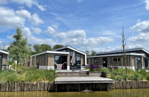 Linden House | Ideal 3-Bedroom Chalet with Terrace, Pet-Friendly Amenities