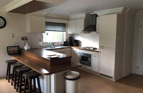Lochem House | Family-Friendly Chalet with 3-4 Bedrooms & Kitchen Access
