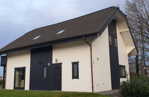 Susteren House | Spacious Chalet with Garden, Perfect for Families and Pets