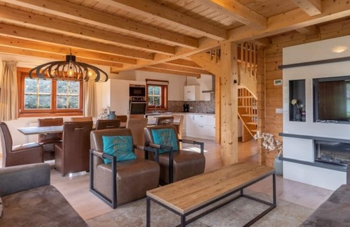 Langeberg House | Spacious Chalet with 6 Bedrooms and Pet-Friendly Amenities