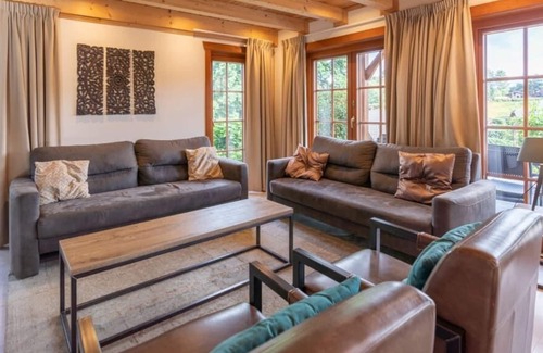 Langeberg House | Spacious Chalet with 6 Bedrooms and Pet-Friendly Amenities