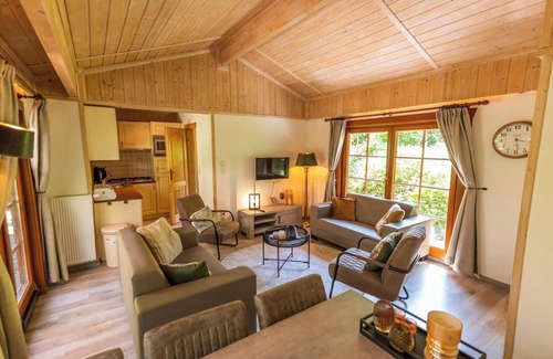 Lochem House | Cozy Chalet with Open-Plan Kitchen & Family-Friendly Amenities