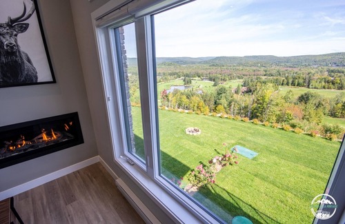 Matawinie Regional County Municipality Ski Chalet | Chalet with fireplace and mountain spa, golf view