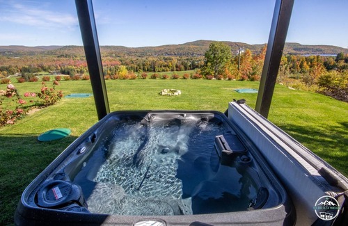 Matawinie Regional County Municipality Ski Chalet | Chalet with fireplace and mountain spa, golf view